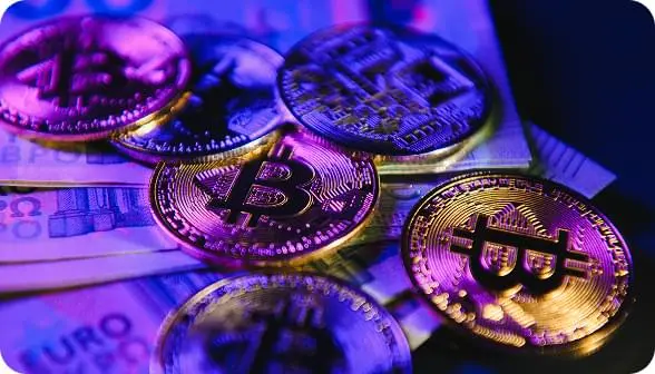Monety Bitcoin i euro w świetle rynku crypto z platformą Immediate Fortune